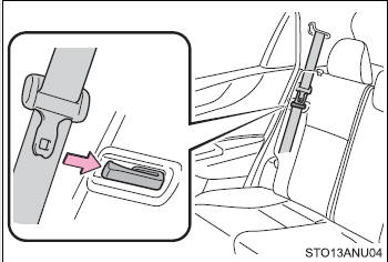 Use the seat belt hangers to prevent the belts from being tangled.