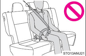●Do not use the rear center seat belt with either buckle released.