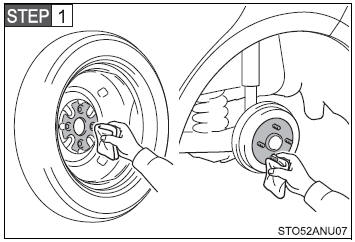 If foreign matter is on the wheel contact surface, the wheel nuts may loosen