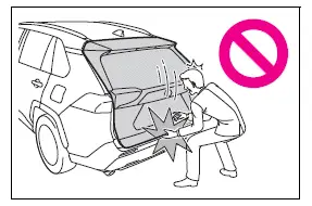 Safe hand position when closing the Toyota RAV4 back door