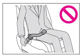 Correct connection and use of a front seat belt extender