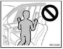 Do not allow anyone to kneel on the passenger seat, facing the passenger’s
