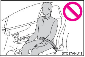 ●If the seat belt extender has been connected to the front seat belt buckles