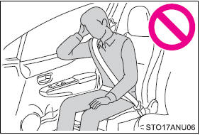 ●Do not lean against the door, the roof side rail or the front, side and rear