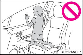 ●Do not allow anyone to kneel on the passenger seat toward the door or put their