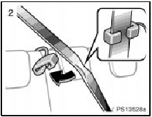 2. Pinch the two edges of the shoulder belt for the rear seat center position